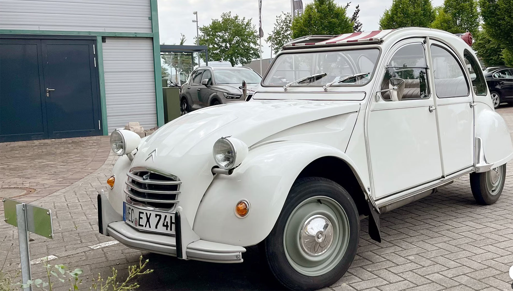 Ansgar Olberdings „Schatz“: sein weißer Citroën 2CV. © NDR